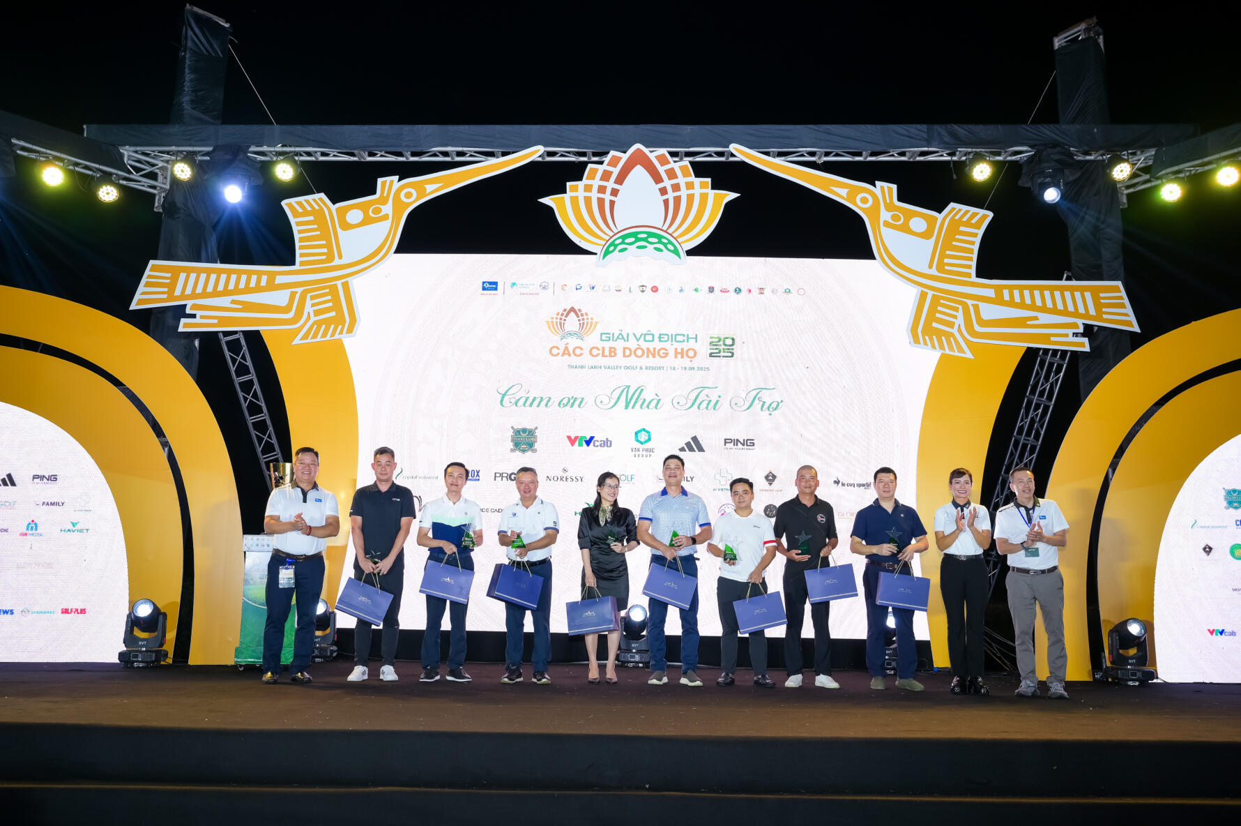 CMAROX-trao-giai-cho-nha-vo-dich